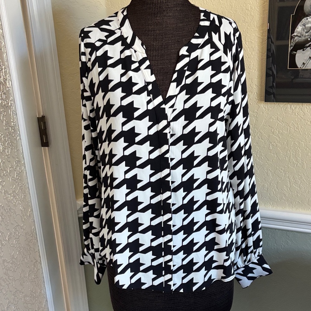 White House Black Market Monochrome Houndstooth Top NWOT M